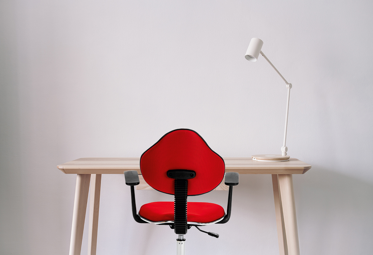 Απεικονίζεται η καρέκλα τοποθετημένη μπροστά από ένα γραφείο.